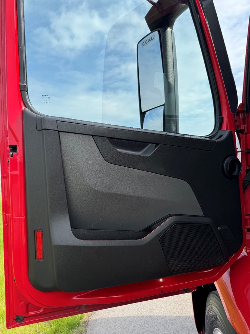 2020 VOLVO VNR300 - USED TRUCKS DAY CAB - image 11